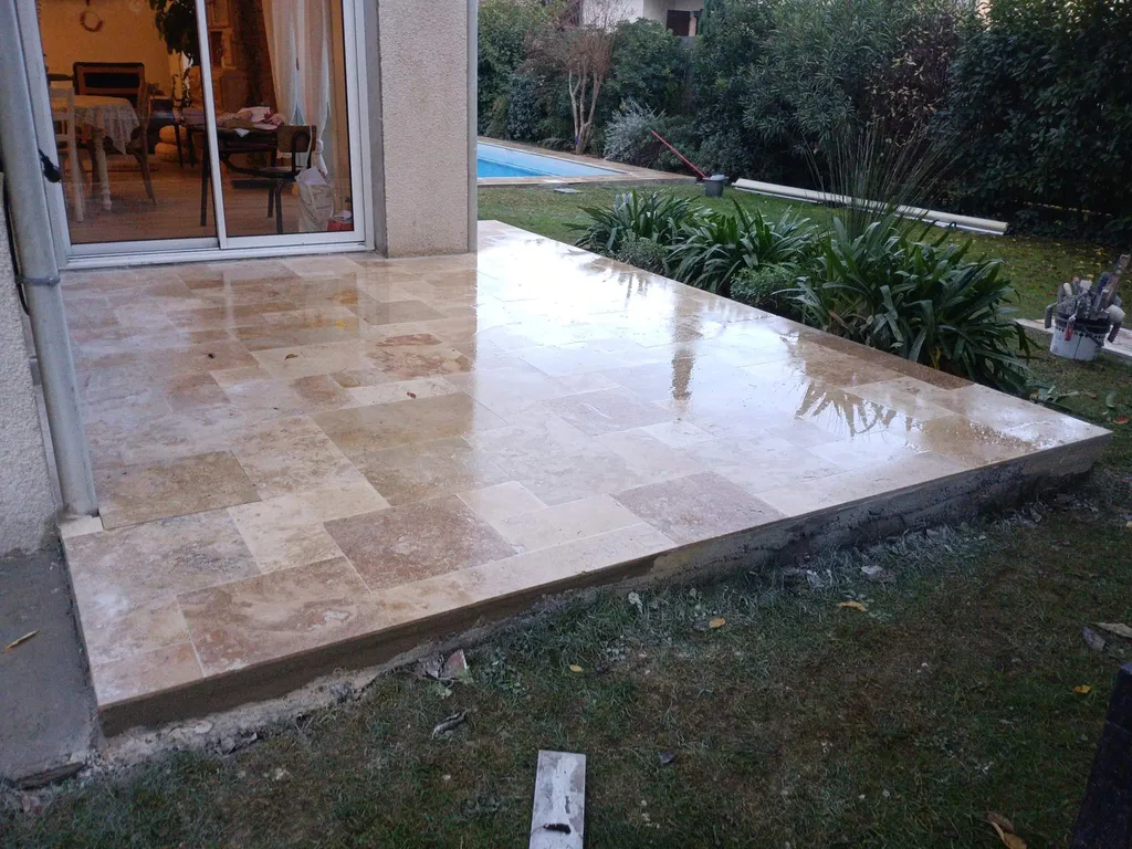 Rénovation piscine béton avec pose travertin opus et margelles beige à Tournefeuille