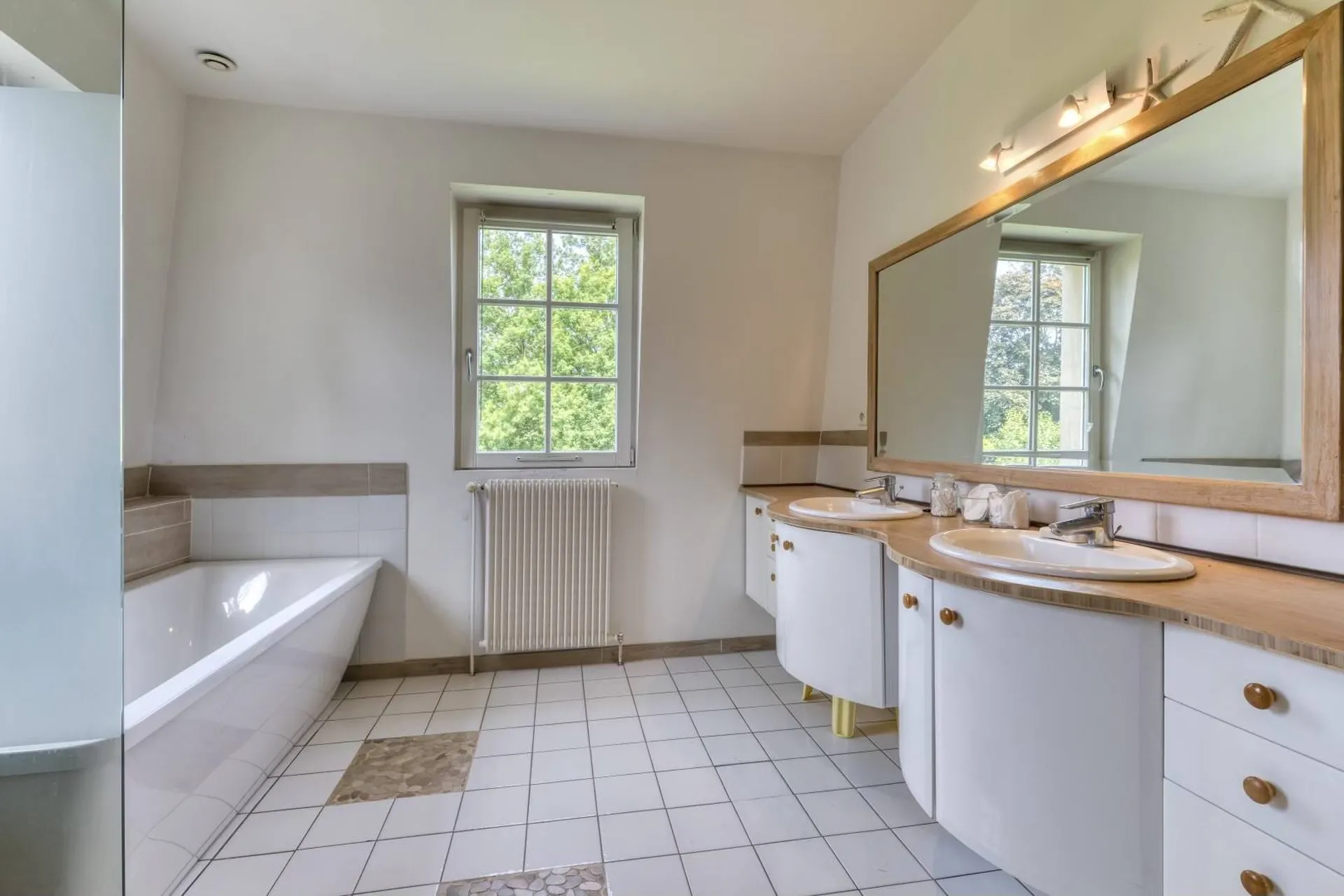 À vendre : Parcelle de 2100 m² offrant la possibilité d’installer une piscine pour un confort contemporain.