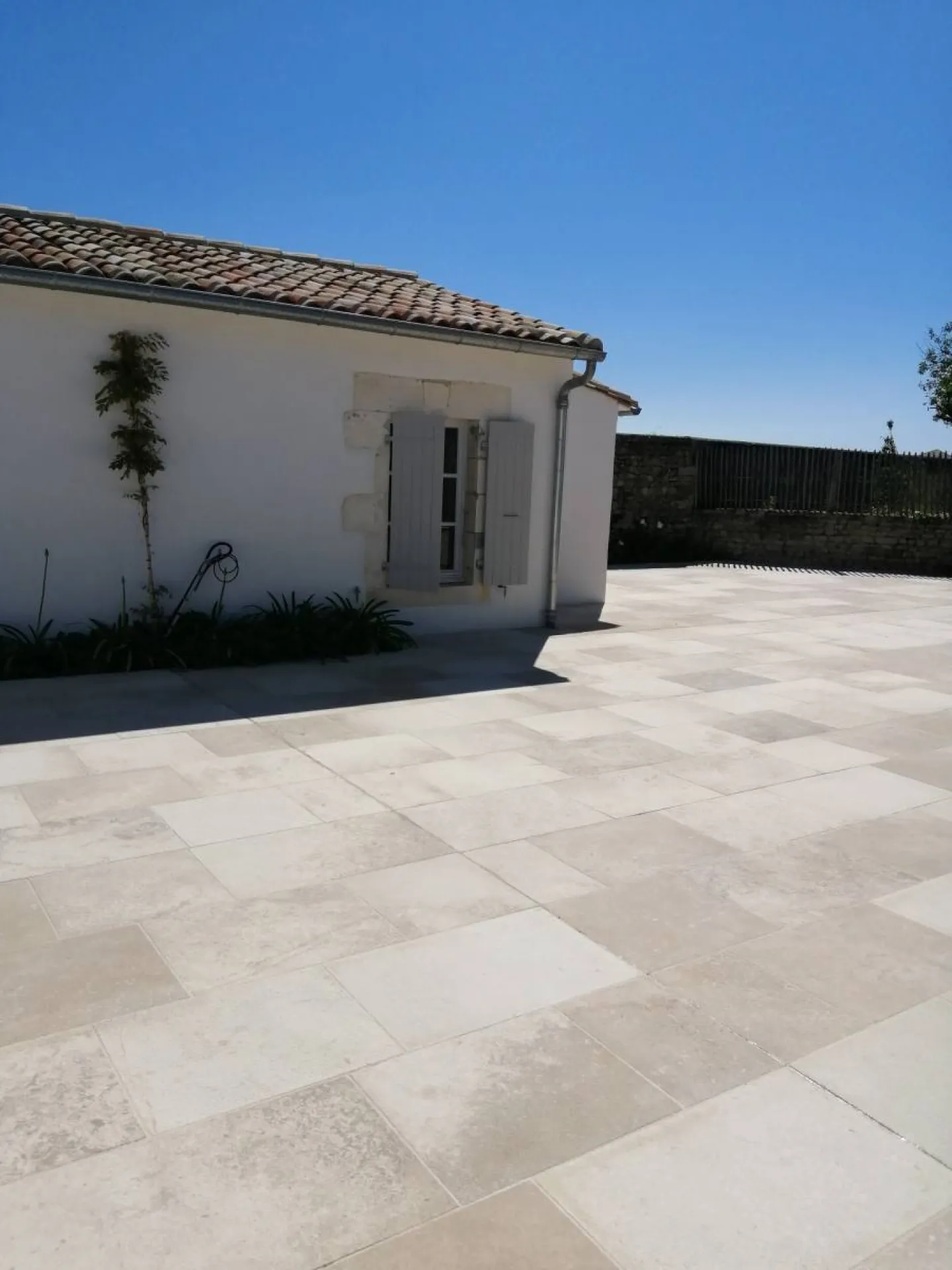 Dallage en terrasse extérieure en pierre du Périgord, pierre de Dordogne, livraison France entre Lyon et Bordeaux et Paris et Aix-en-Provence