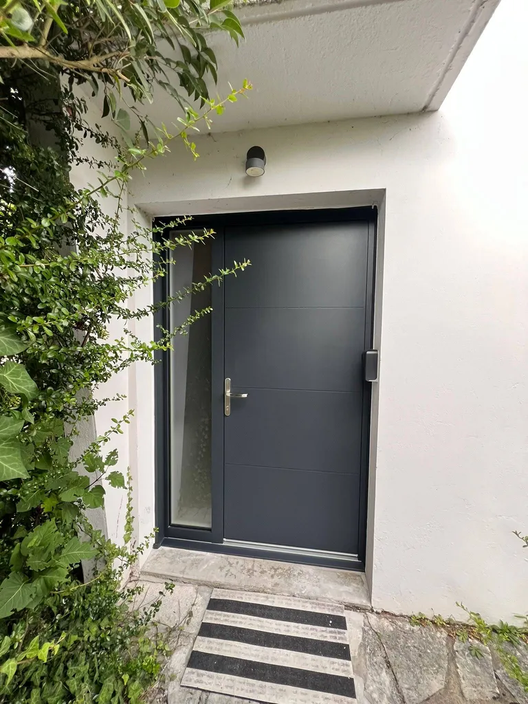 Porte d'entrée mixte bois/ aluminium sur mesure à Blanquefort non loin de Bordeaux