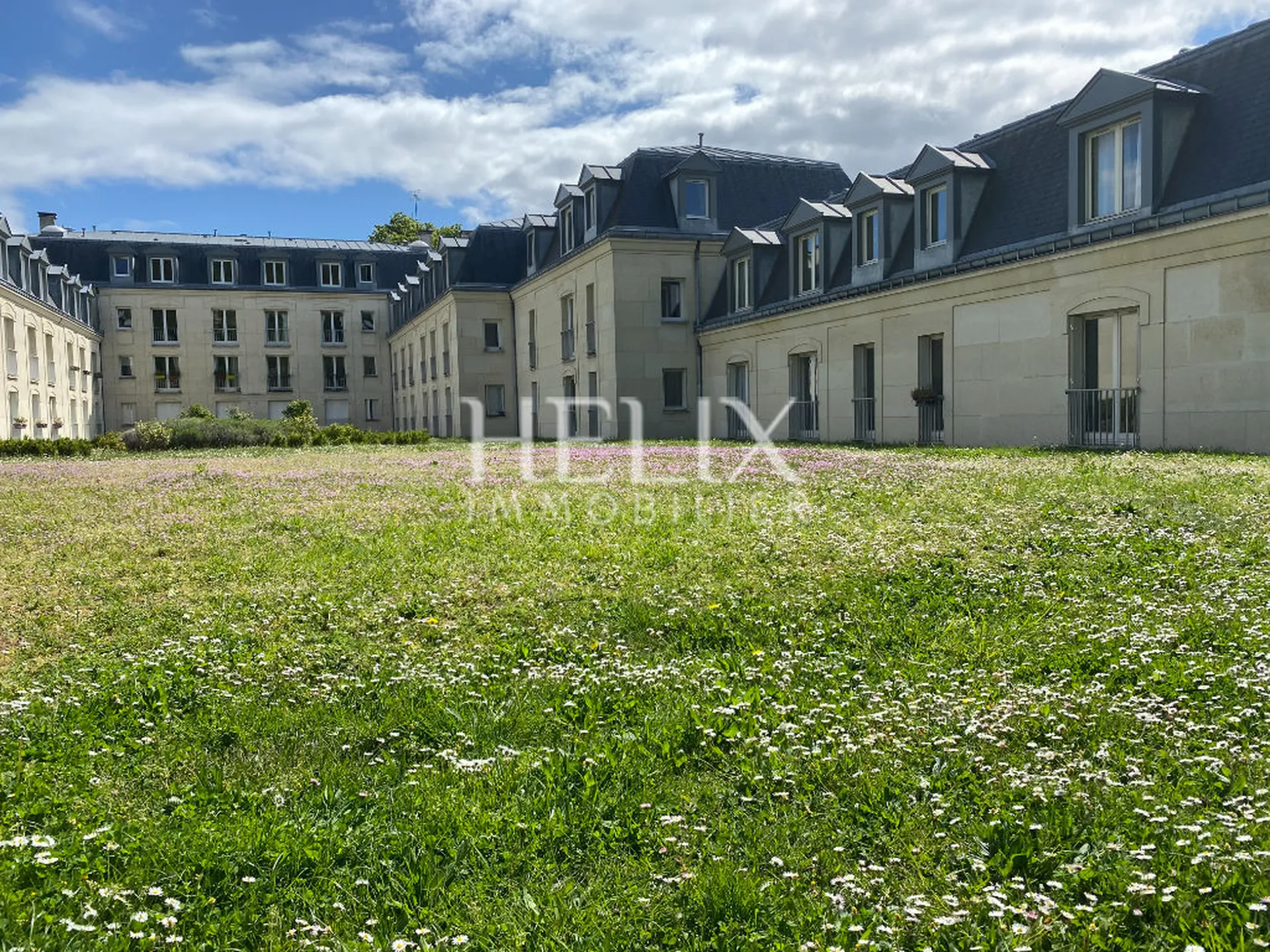 Le Pecq, sous les terrasses de saint Germain en Laye. 
3 pièces au sein d'un magnifique parc.