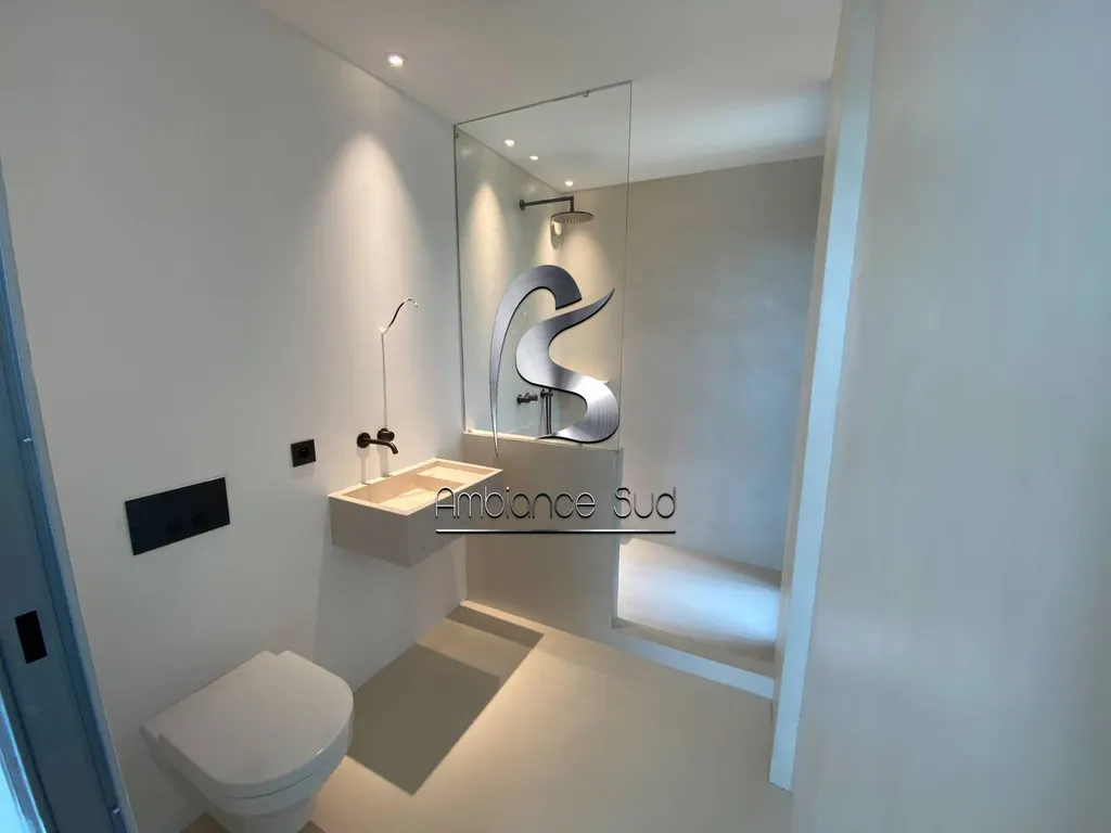 Rénovation d’une salle de bain avec la pose d’un béton ciré sur un carrelage au Lavandou près de Hyères