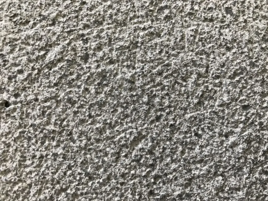 Pierre de basalte : roche volcanique grise résistante aux chocs thermiques pour sols et revêtements