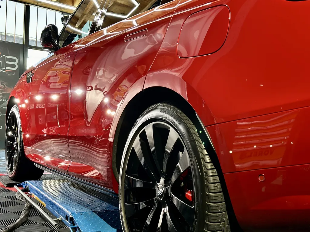 Polissage rénovation carrosserie spécialiste du traitement céramique sur lyon Range Rover sport 