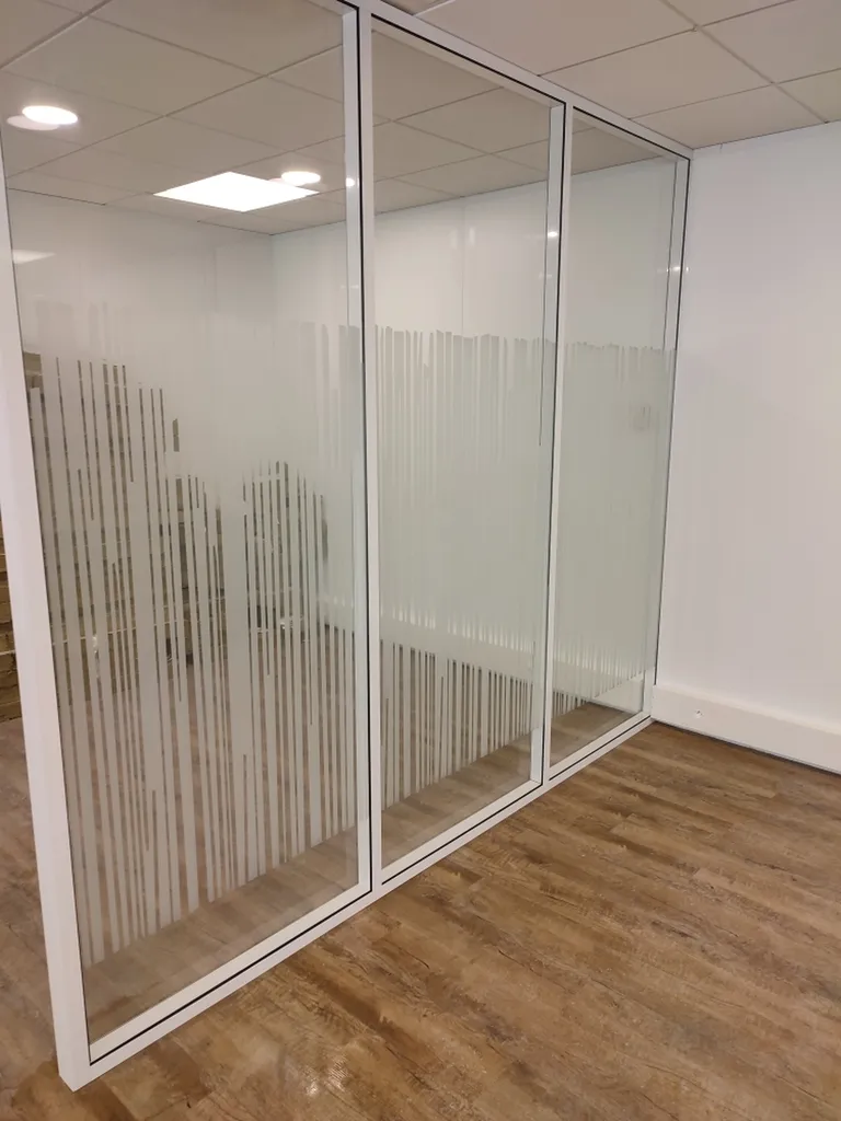 Film vitrophanie décorative (motifs, bandes, formes)