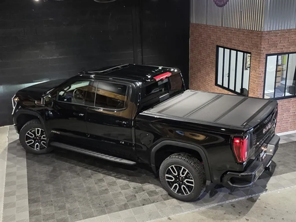 GMC Sierra 1500 AT4 arrière gauche V8 6.2L – design robuste pick-up américain premium