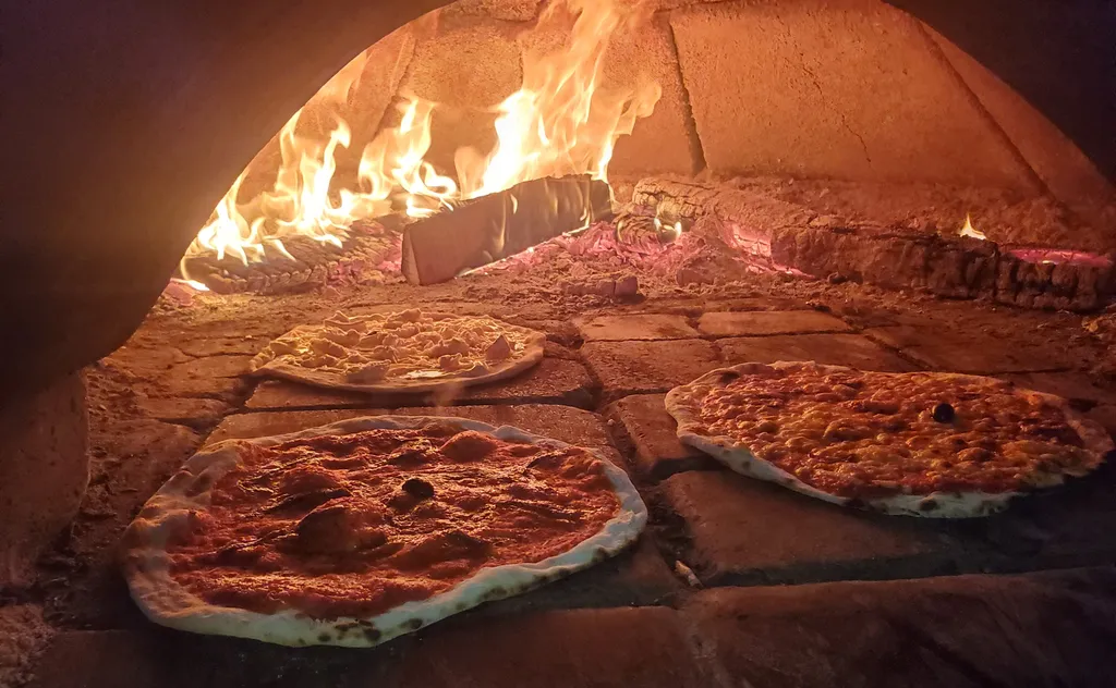 pizzeria ouverte à  salon de provence le lundi et le dimanche jours fériés  2026:le 1er mai 8mai jeudi de l ascension lundi de pentecote le soir en livraison ou à emporter