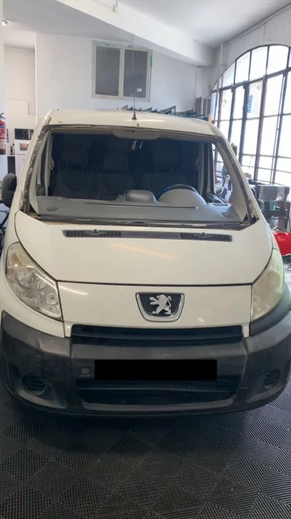 Changement ou remplacement de pare-brise fissuré sans assurance à Marseille 13013 avec devis clair, prix fixe et intervention rapide