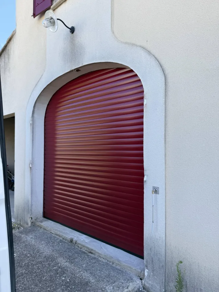 Installation d'une porte de garage en aluminium rouge pourpre