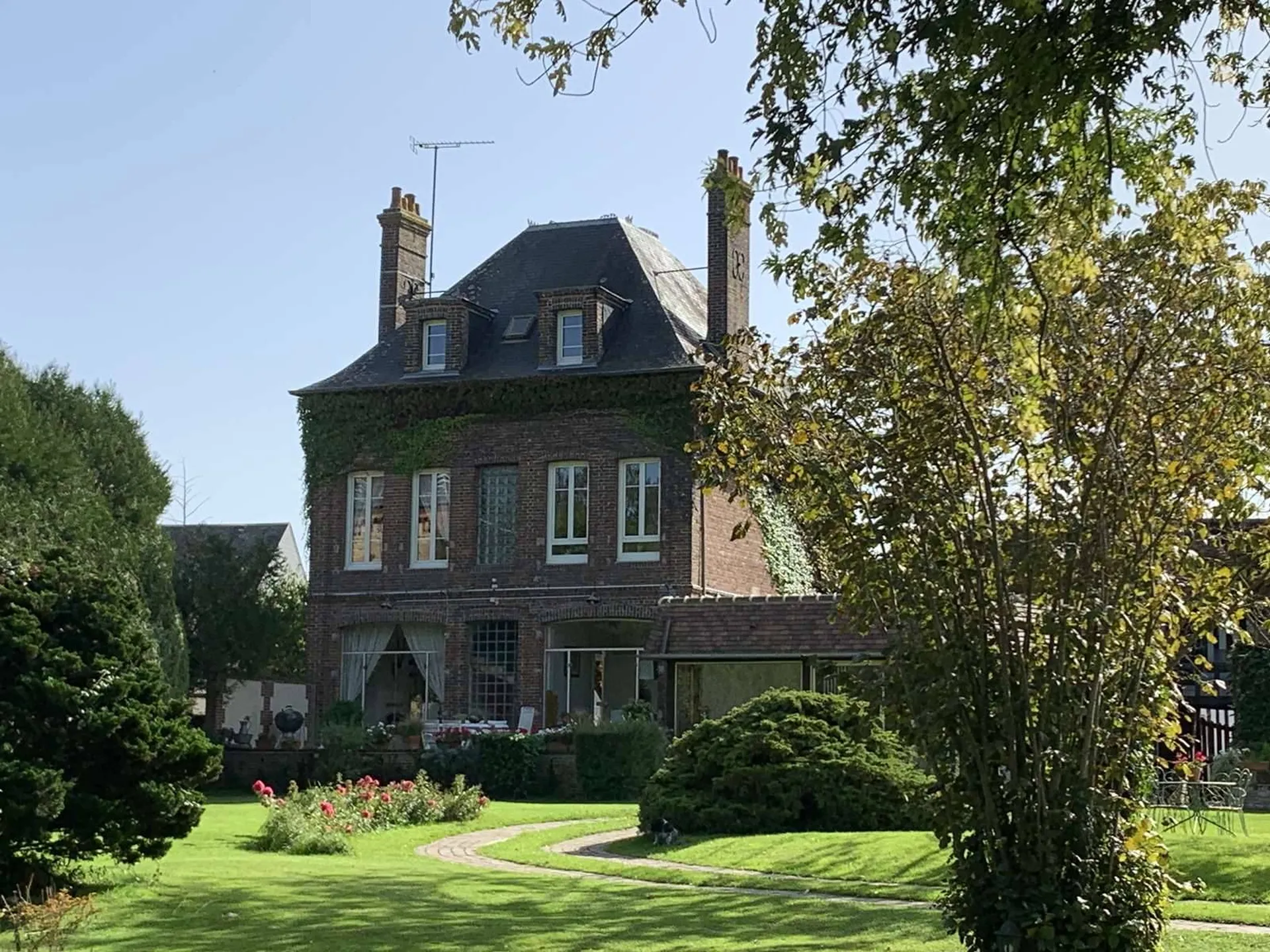 SUD PAYS D'AUGE (CALVADOS) MAISON DANS VILLAGE AVEC TOUS COMMERCES