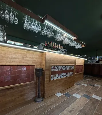 Créer un arrière-bar professionnel sur mesure en bois massif, granit noir et modules techniques intégrés pour un établissement haut de gamme à Marseille