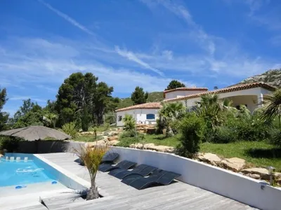 GEMENOS VENTE Maison 5 Gémenos de 225m² sur 8000m² avec piscine et T3 indépendant 