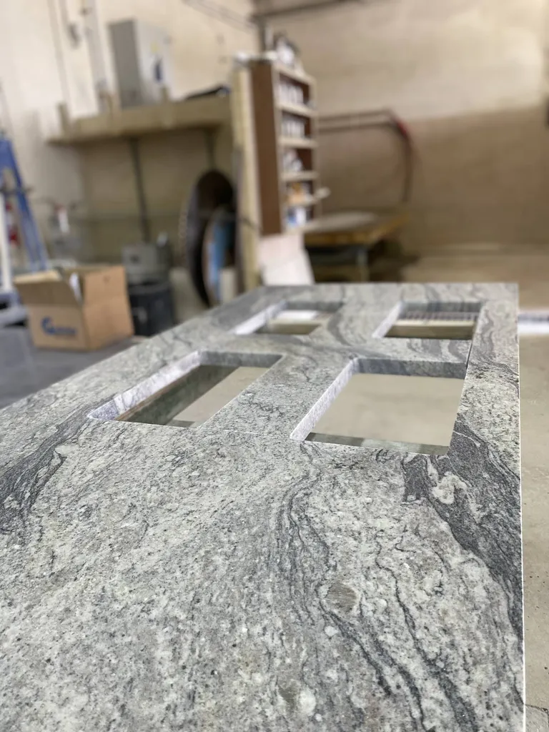 Réalisation et pose d'un pool house en granit piracema à beaucaire 