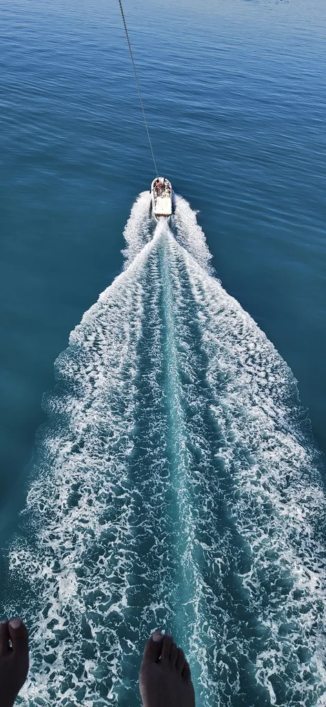 Parachute ascensionnel groupe d'ami dans un camping à Six fours proche Sanary