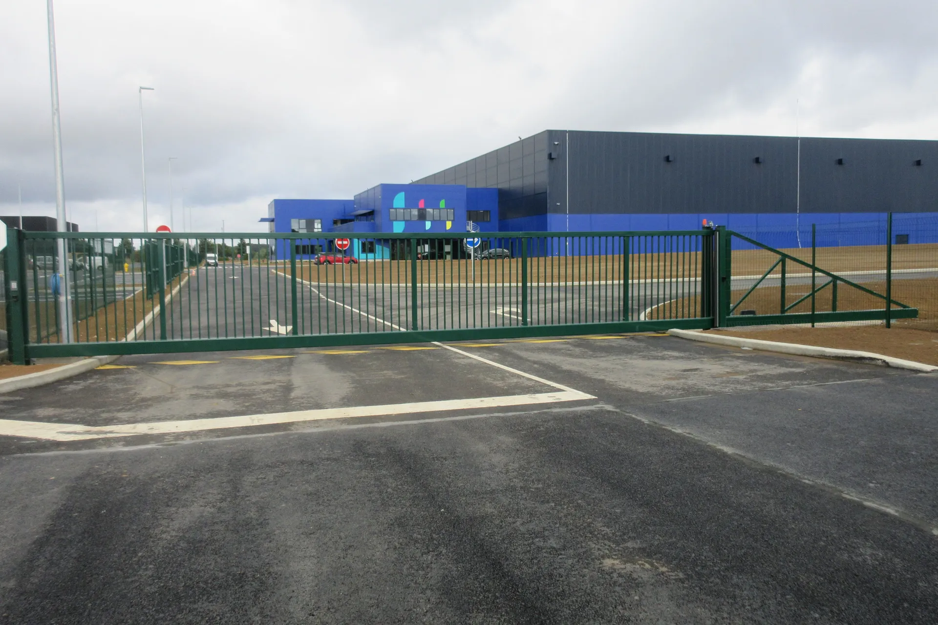 Fourniture de portails autoportants professionnels dans l’Eure, le Calvados et la Seine-Maritime : ouverture dégagée et maintenance réduite