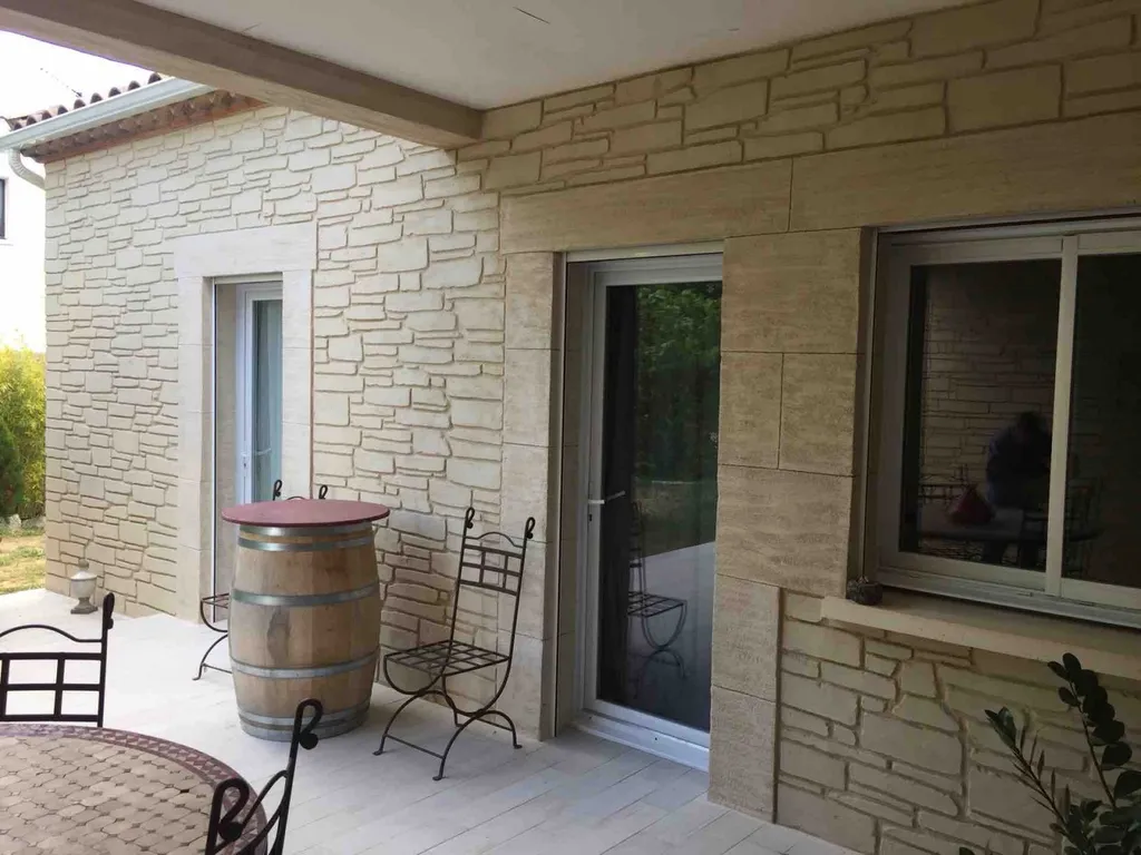 Décoration des façades autour d’une terrasse à Béziers dans l’Hérault