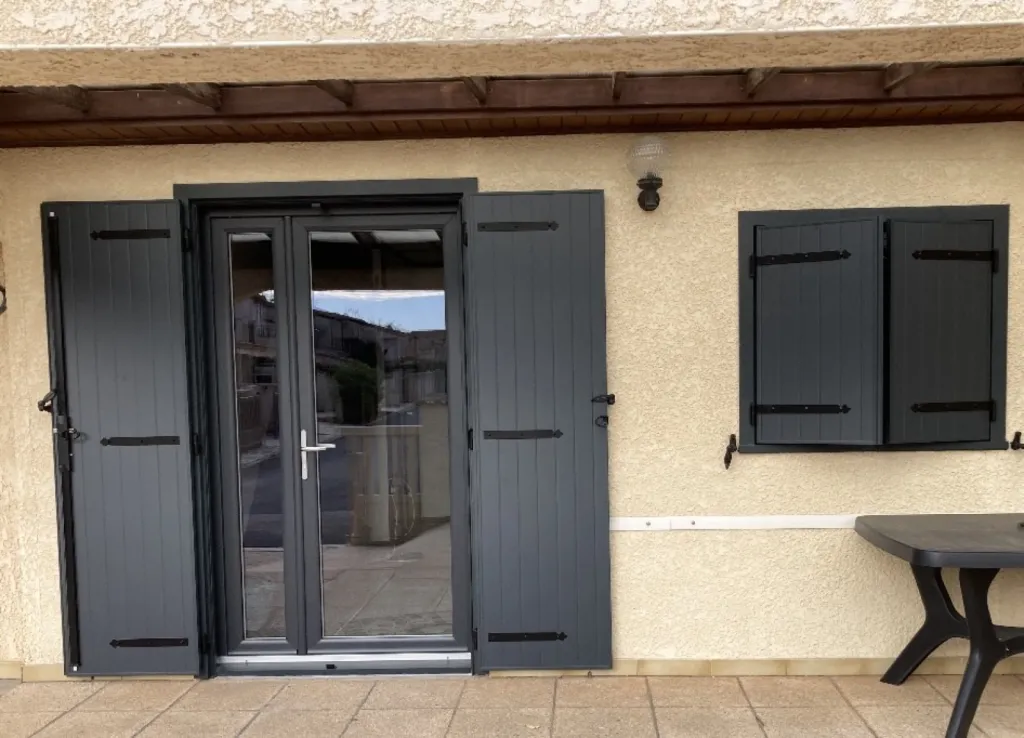 Volets battants et menuiseries bicolores : style et performance réunis.  RAL 7016 à l’extérieur et blanc à l’intérieur. Hérault, lezignan la cèbe, Balaruc les bains