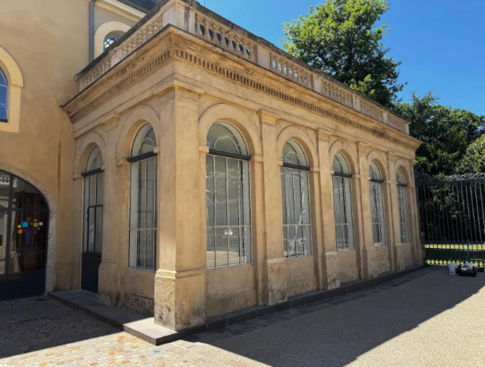 Remplacement de vitrage simple sur un bâtiment par du double vitrage à Tassin la demi lune dans l’ouest lyonnais