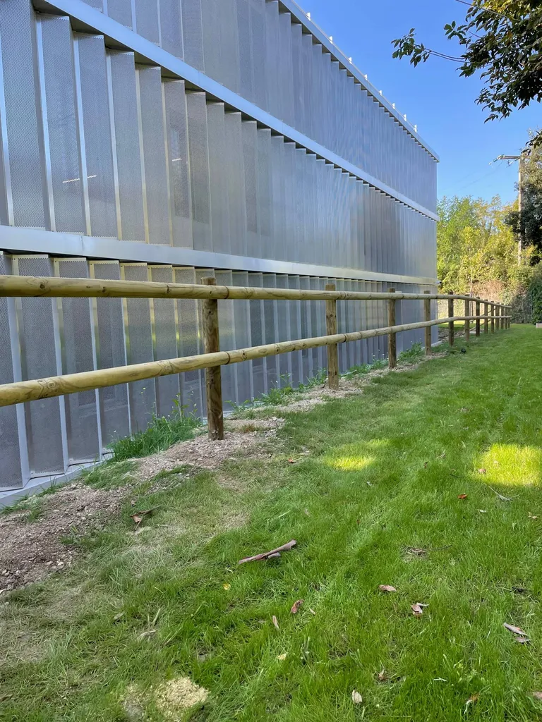 Garde corps en bois dans les espaces extérieurs d'une entreprise