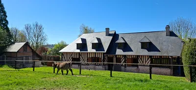 En vente - Pressoir proche de Pont L'Evêque (14130) édifié sur un terrain de 1.85 hectare avec dépendances