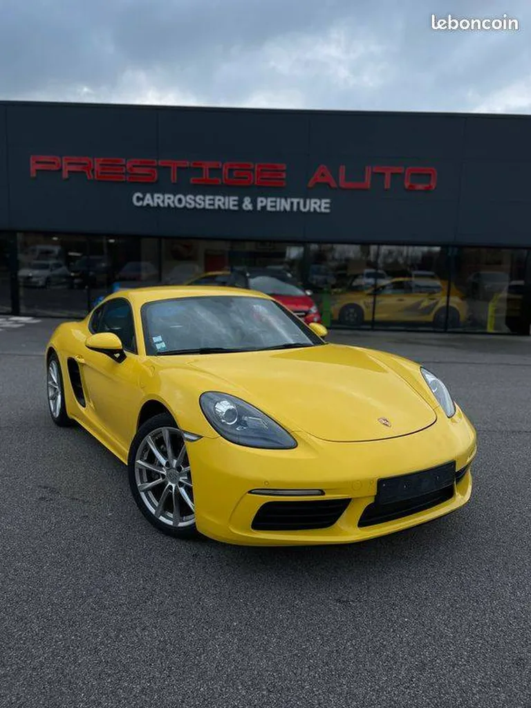 Porsche 718 Cayman jaune d'occasion dans un garage proche de Rouen