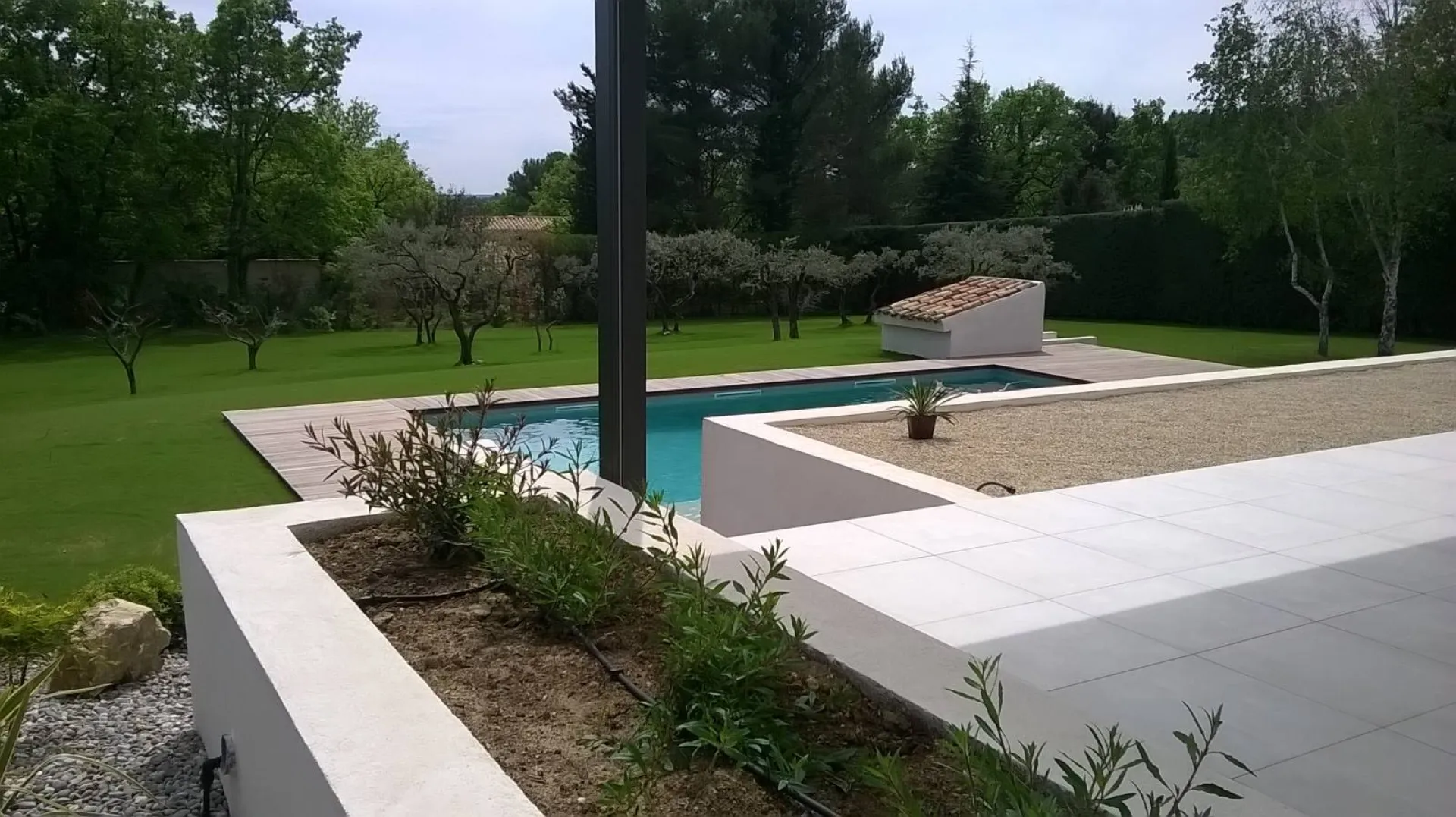 Aménagement de jardin autour d'une piscine dans les environs de Ventabren 13122