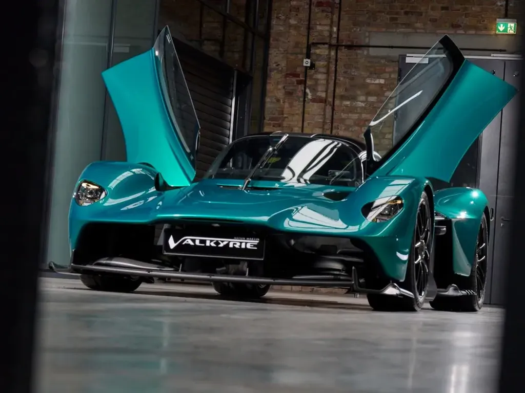 aston-martin-valkyrie-spider-amr-porte-papillons-paris