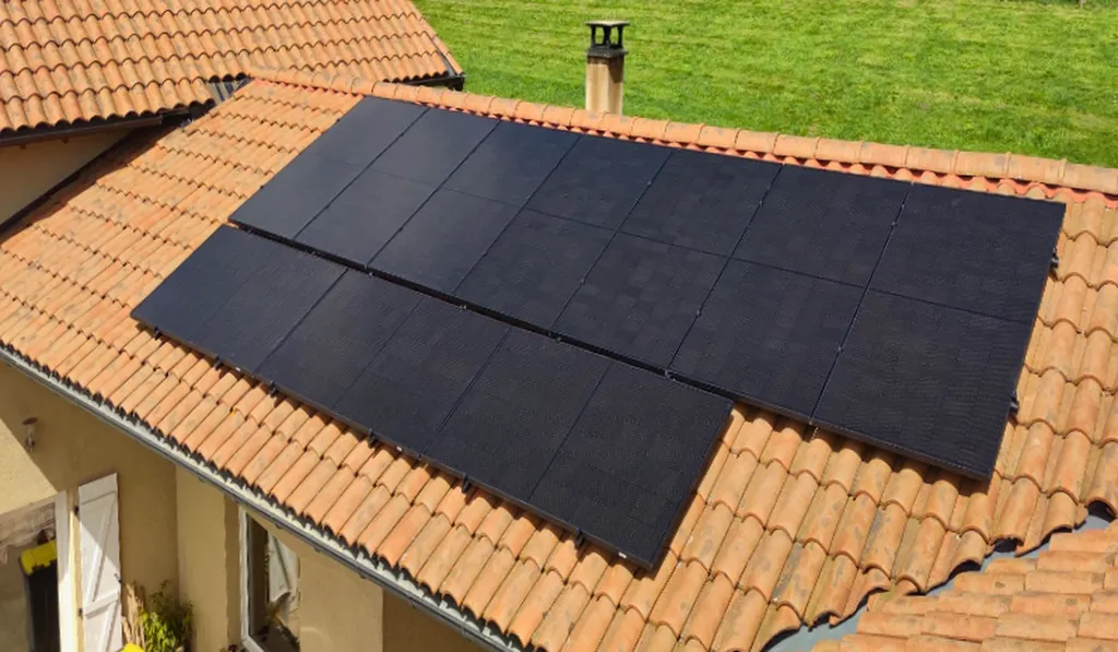 Dimensionnement, installation et configuration de 10 panneaux solaires (5 kWc) avec batterie virtuelle MySmartBattery près de Miribel (01)