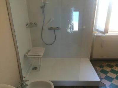 Remplacement baignoire par douche senior sécurisée