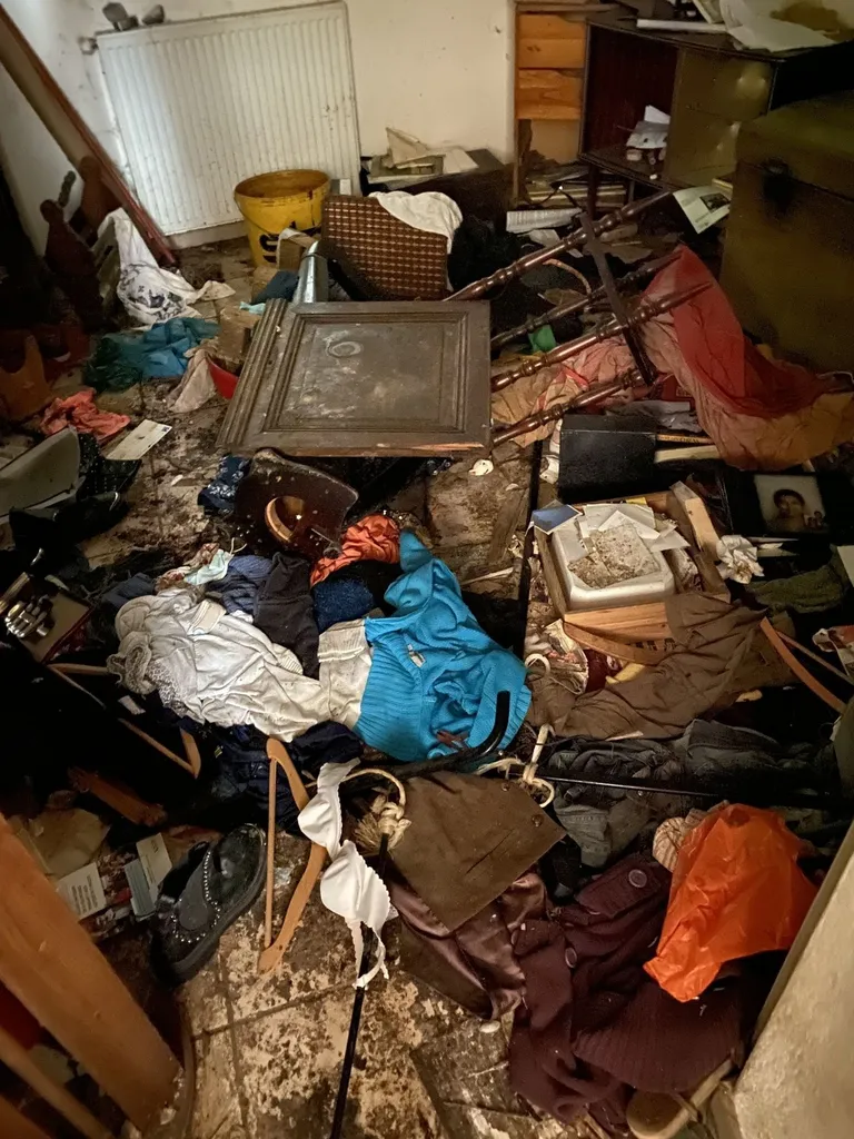 Nettoyage d'un salon squatté pendant l'absence du propriétaire dans un appartement à Lyon dans le Rhône : textiles souillés et excréments