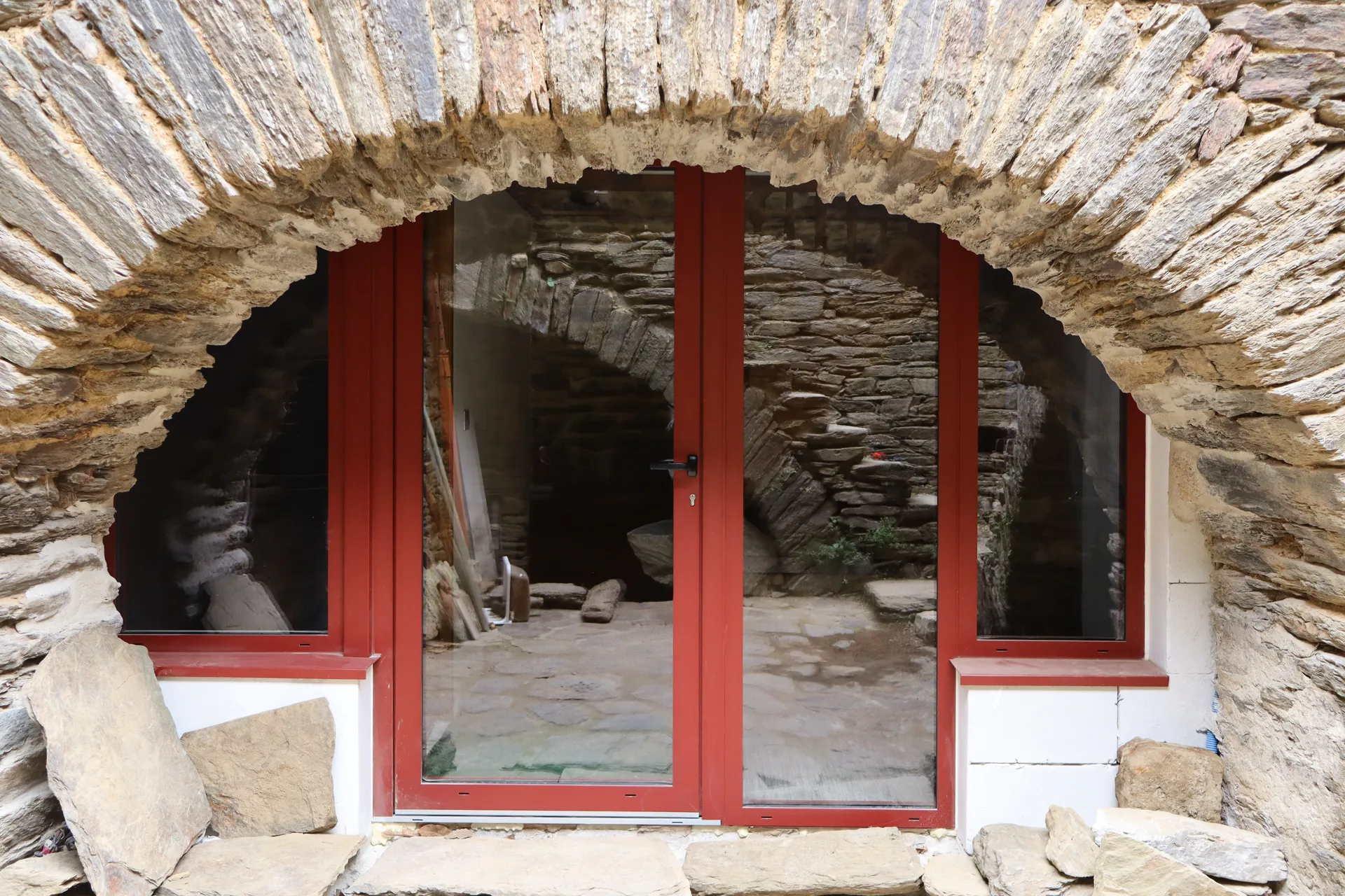 Réveil d'une voûte séculaire à Beaumont grâce à l'installation sur mesure d'un ensemble vitré bordeaux Granit Premium