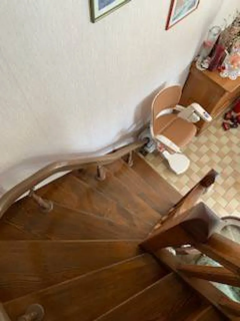 Encombrmeentminimal de l'escalier bois 1/4 tournant avec ce fauteuil monteescalier OTOLIFT Smart près de Marseille