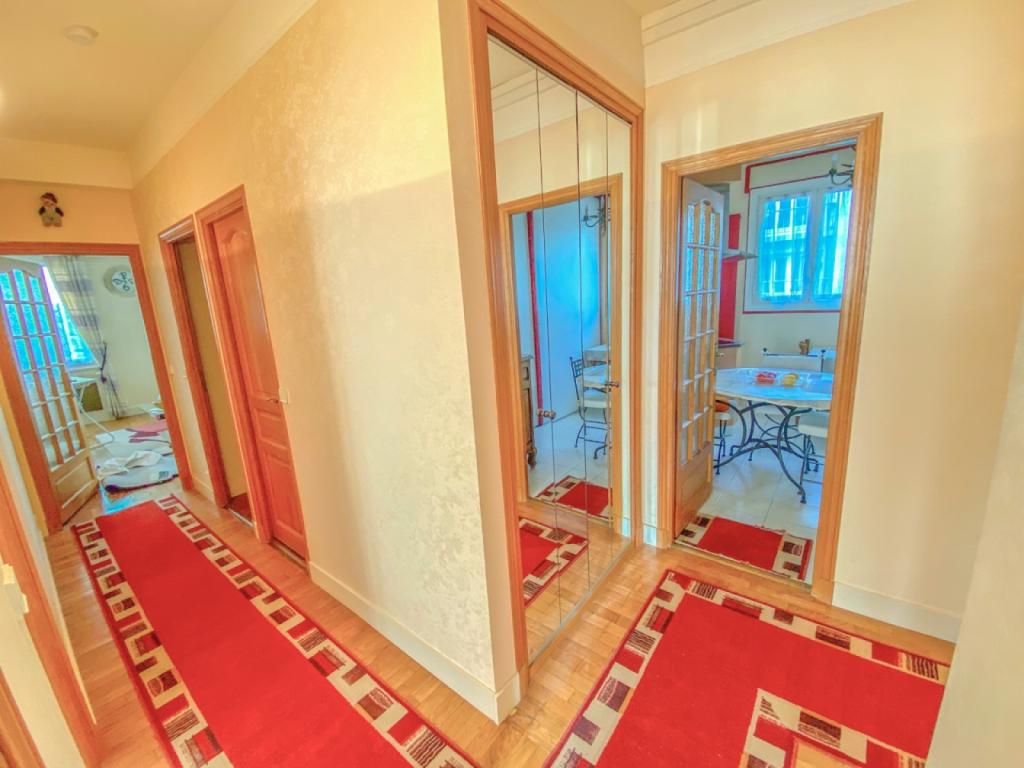 À vendre appartement avec trois chambres et parking Rouen Rive Droite 76 000