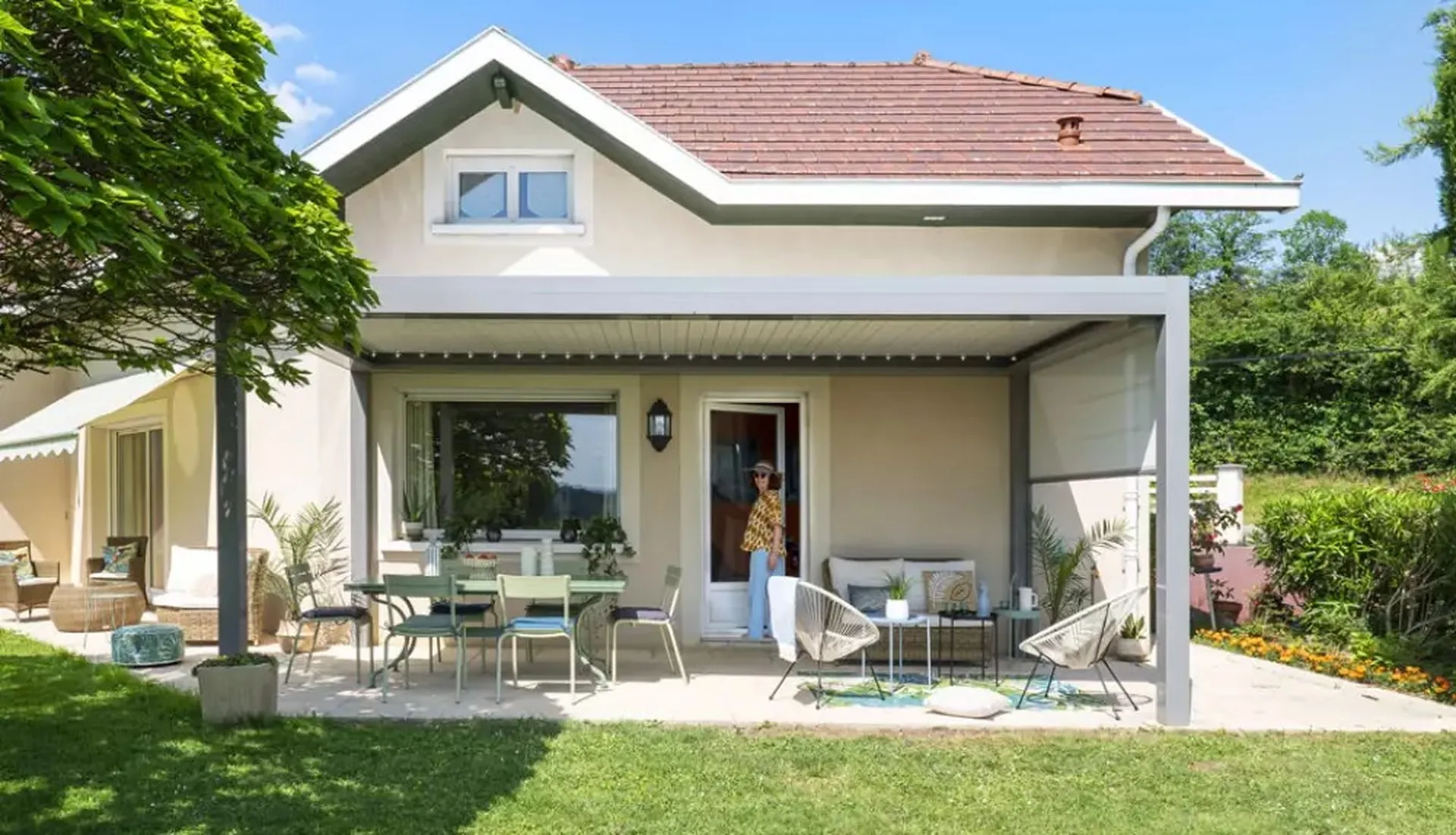 Pergola bioclimatique en aluminium à Fréjus dans le Var, avec lames orientables entrouvertes laissant circuler l’air, terrasse ombragée et lumineuse en plein été, illustrant le confort thermique naturel sans effet de serre.