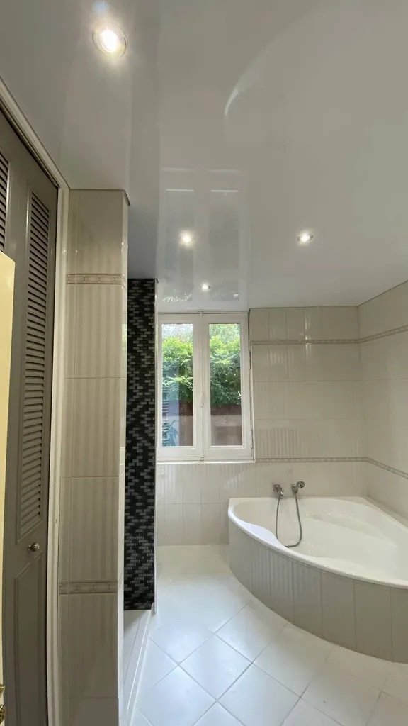 Salle de bains : Plafond brillant avec spots intégrés à Toulouse - Plafonds Tendus Occitans Colomiers