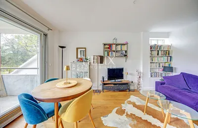 charmant appartement de 3 pièces situé au Vésinet, décoré avec soin et offrant un cadre de vie calme et sans vis-à-vis avec ascenseur.
