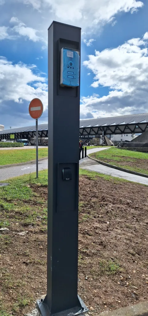 Sécurisation de l'entrée véhicules et poids lourds avec système de contrôle d'accès Alcéa et interphone Castel à la gare de St Exupéry à Colombier-Saugnieu