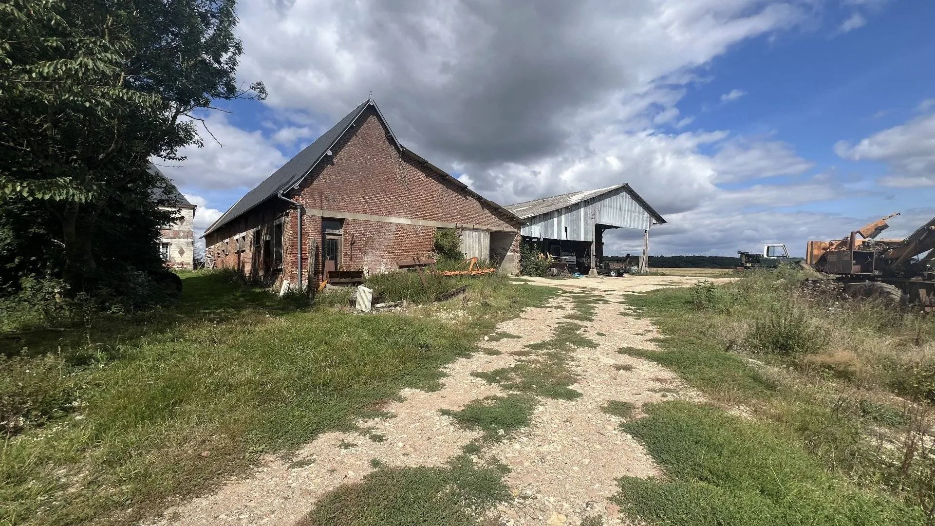 Propriété de charme 190m² dans le Pays de Bray, 6 pièces, 2 chambres, combles aménageables, sur 6000m² arborés avec plan d’eau, dépendances 150m² et hangar 700m², Haudricourt 76340.