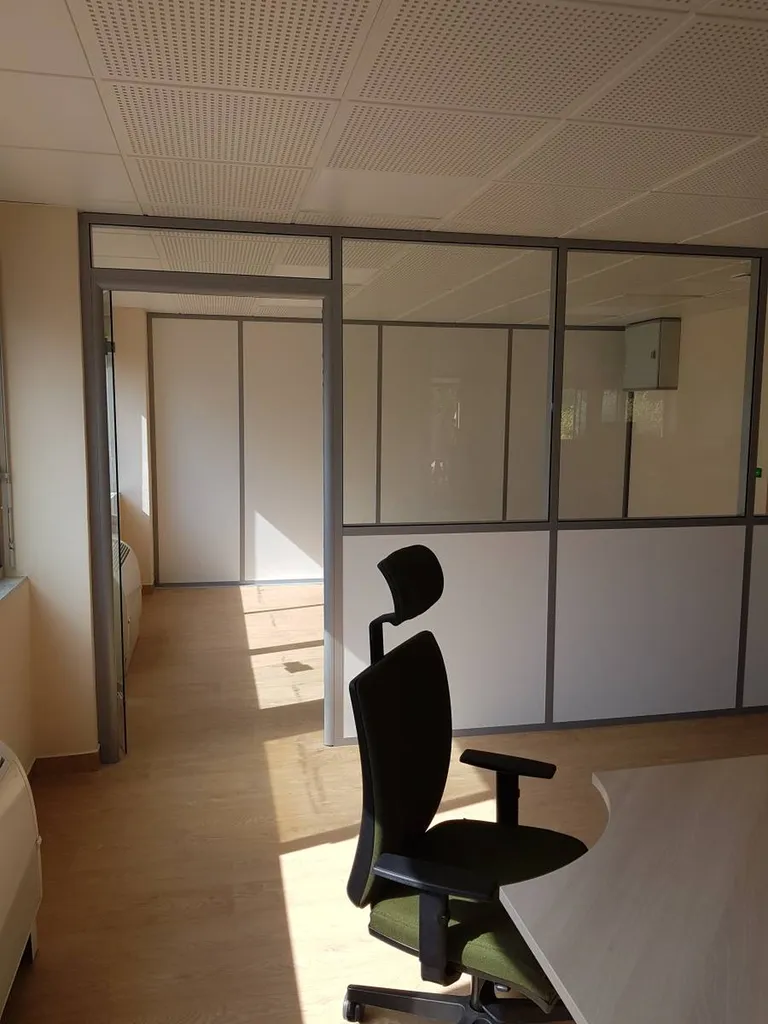 Cloisons amovibles semi-vitrées du fabricant Français TIASO pour aménager des espaces tertiaires à NÎMES