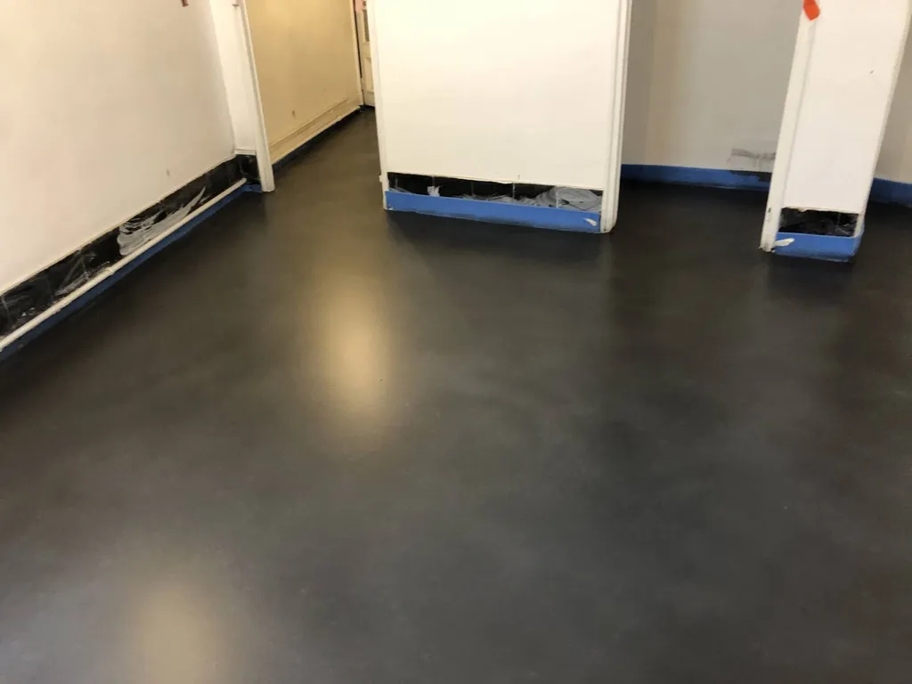 Devis gratuit pour sol en béton ciré noir Bormes les Mimosas Var 83