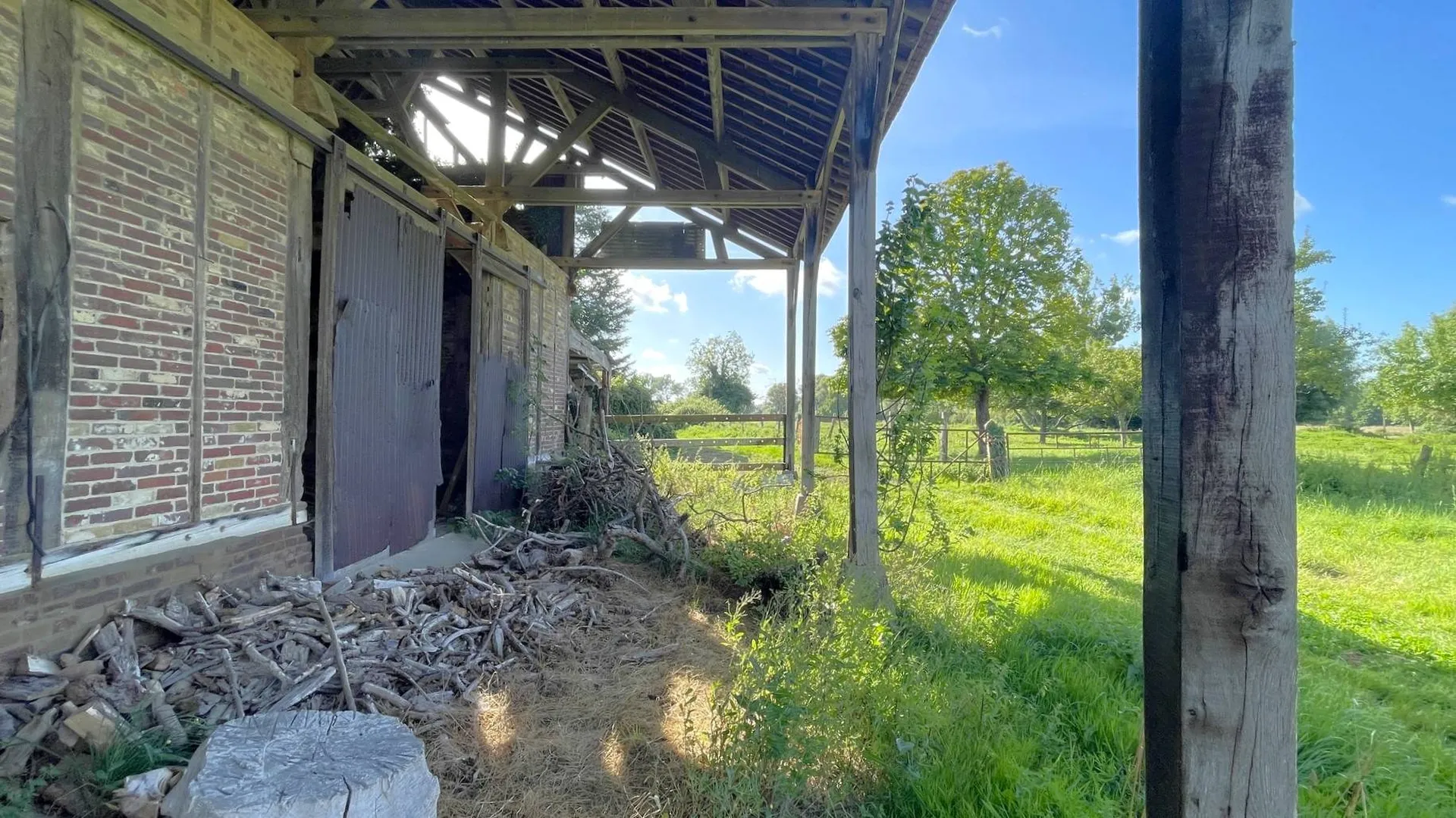 Corps de ferme avec dépendances à vendre à proximité de Neufchâtel-en-Bray : Terrain de 5 000 m² offrant un cadre paisible pour un projet familial ou touristique.