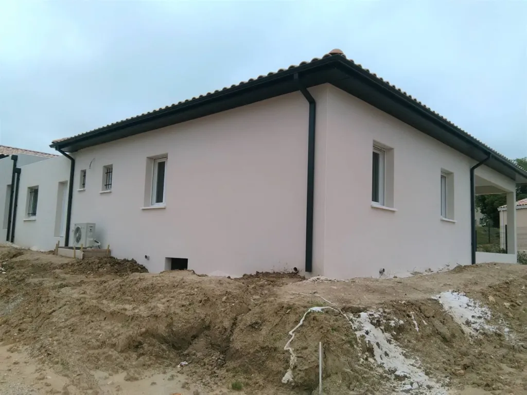 Comment poser des gouttières de forme corniche G325 en aluminium sur une maison neuve ?