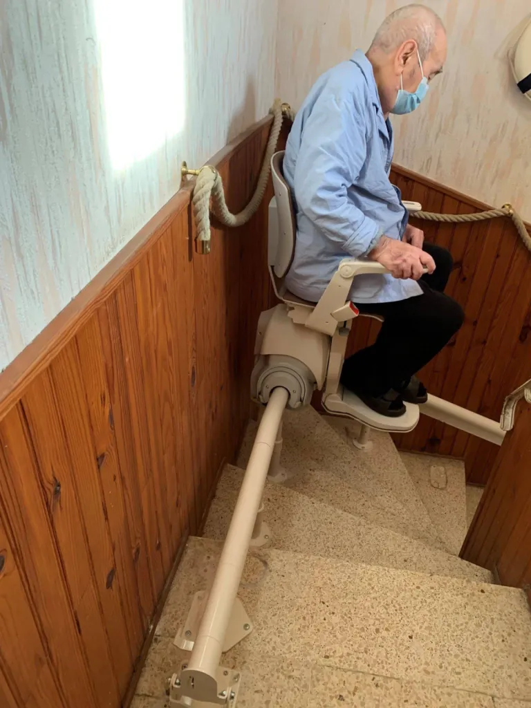 Les réglages à la pose sont essentiels pour réussir l'installation de ce fauteuil monte escalier OTOLIFT Modul'Air intérieur dans escalier tournant à Martigues près d'Aix en Provence