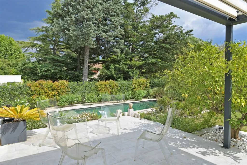 aux Angles, maison contemporaine de plain-pied avec piscine   