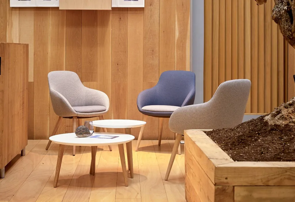 Fauteuils lounge design avec pieds en bois Eneka de chez Sokoa Fabriqué en France