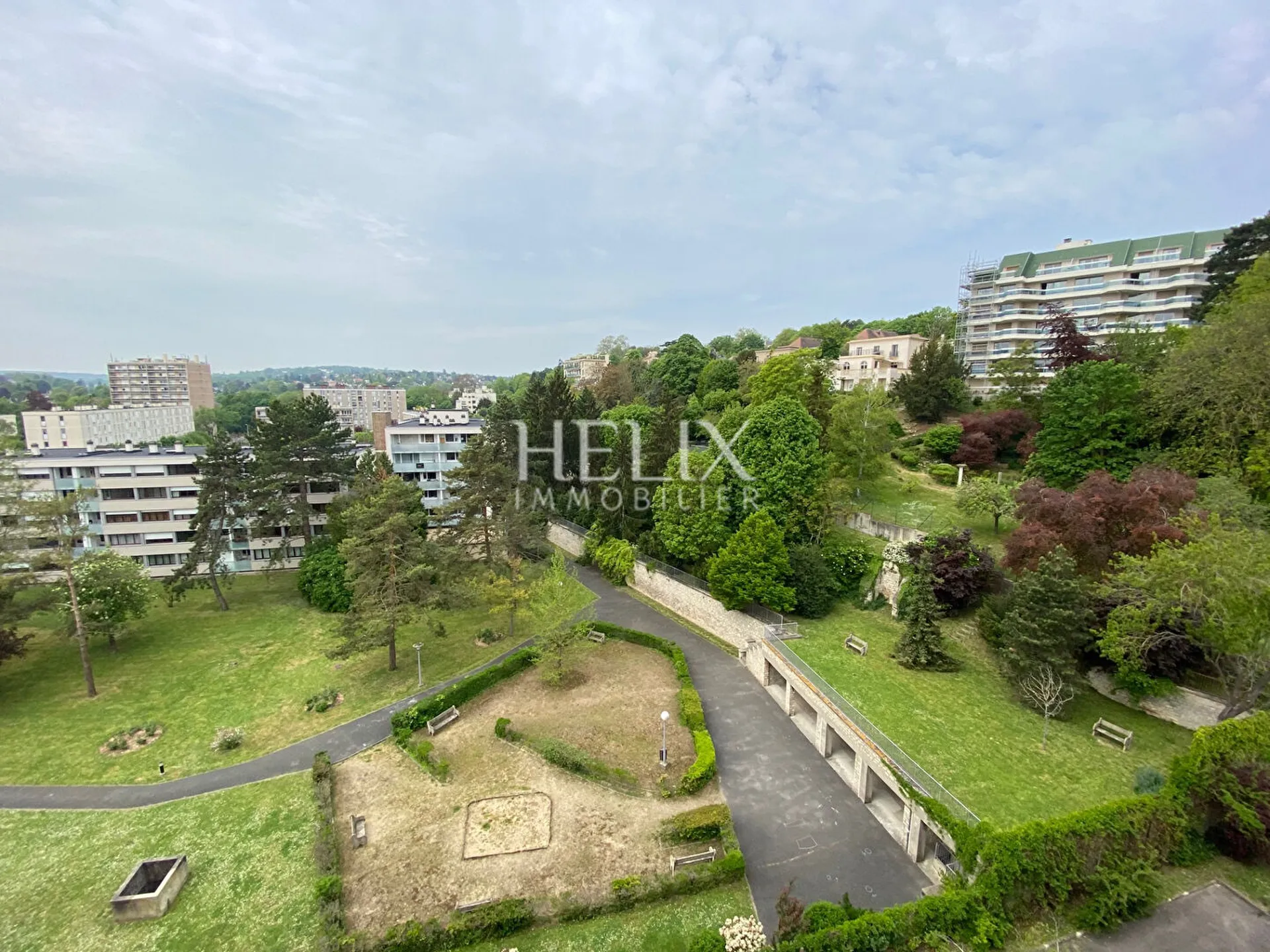 Le Pecq 5 pièces de 100 m2, Vue dégagée de la terrasse en dernier étage dans une résidence de Standing, au calme