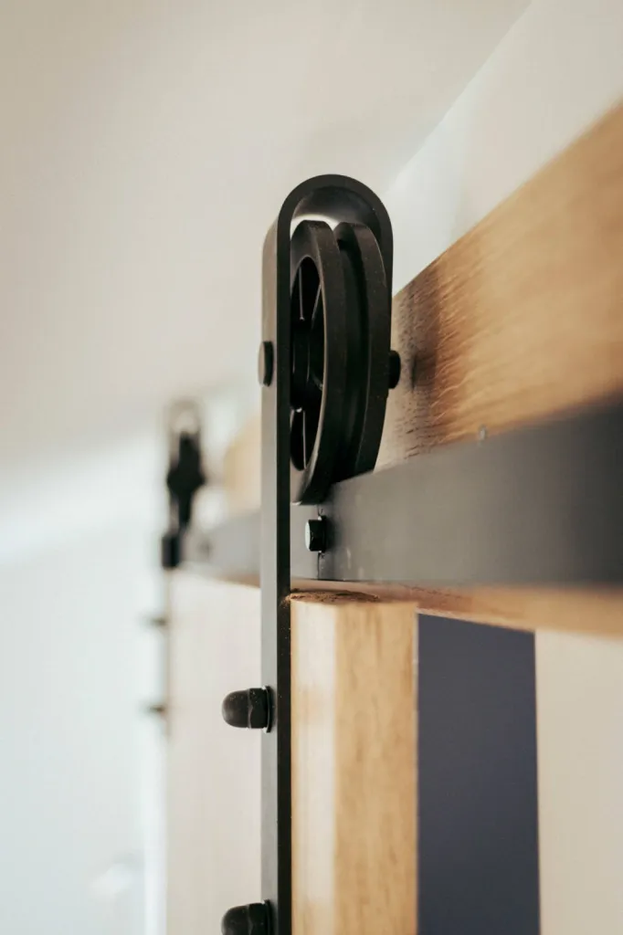 Fabrication d'une porte en bois massif à Vindry sur turdine