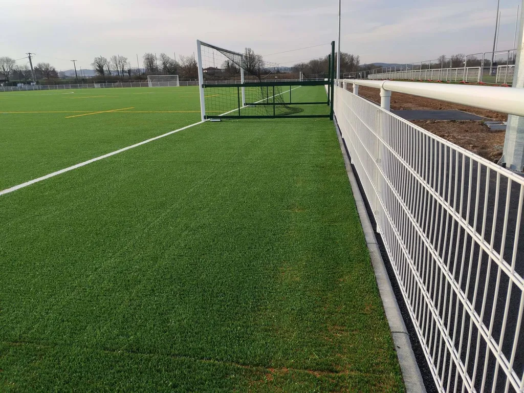 Terrain de sports en gazon synthétique Val de Loire