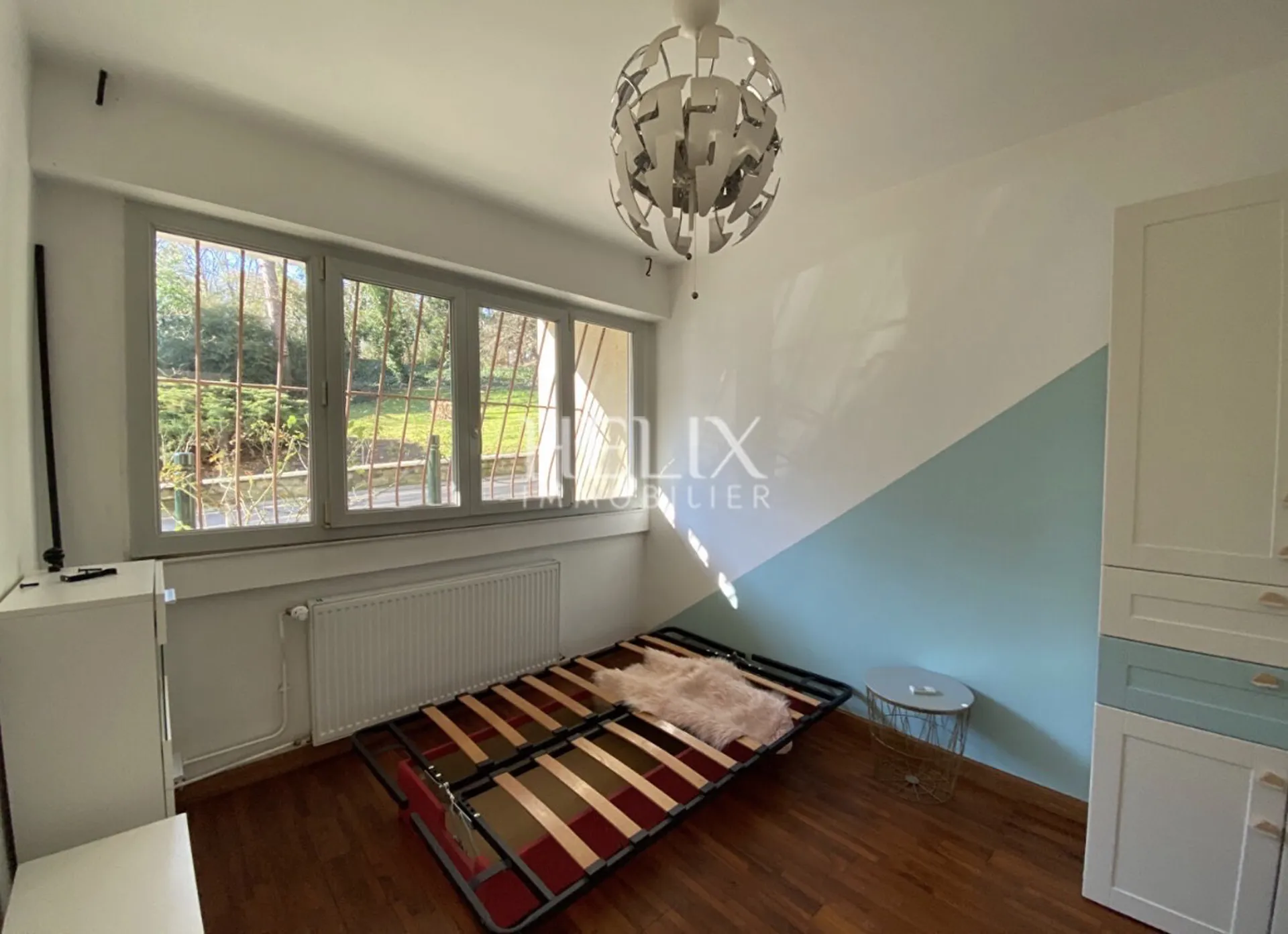 Le Pecq centre appartement meublé récemment rénové avec jardin privatif en rez de jardin dans résidence arborée clôturée et sécurisée avec gardien proche commodités