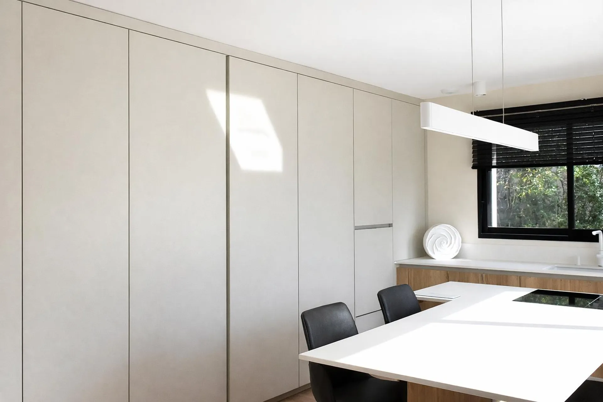 Colonnes d'un seul tenant jusqu’au plafond : maximiser l’espace de rangement, une rénovation à l’Union, près de Toulouse
